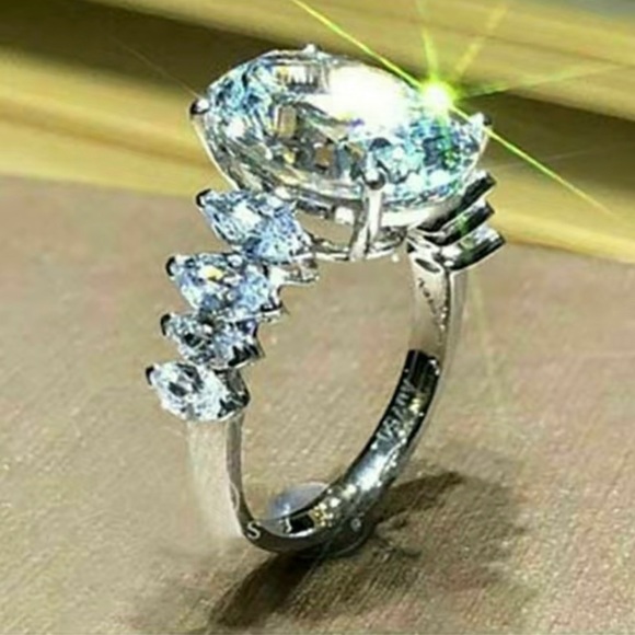 Exquisite Oval Diamond Ring - Picture 4 of 5